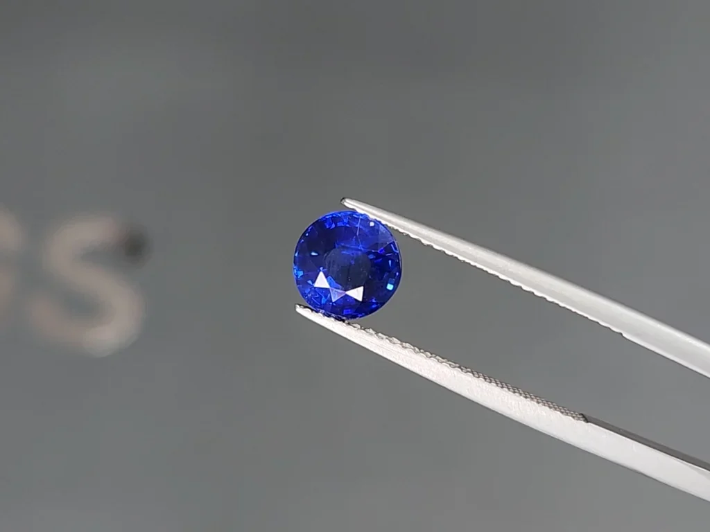Sapphire Royal Blue round cut  2.01 carats, Sri Lanka  Image №3