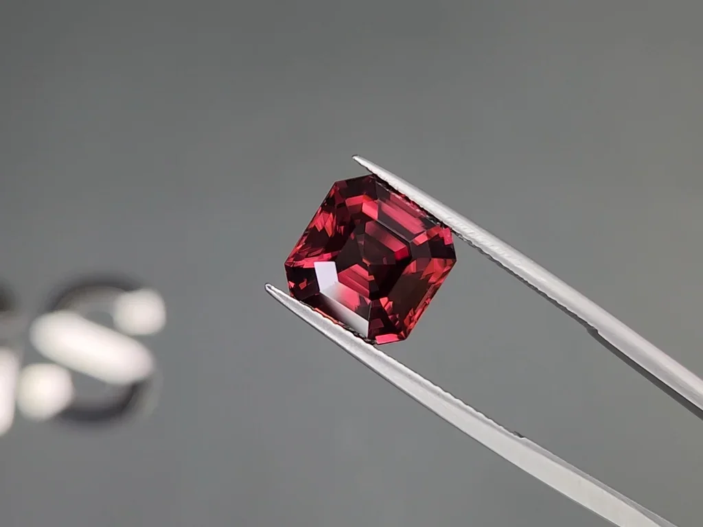 Octagon cut red pink zircon 8.00 carats, Tanzania  Image №3