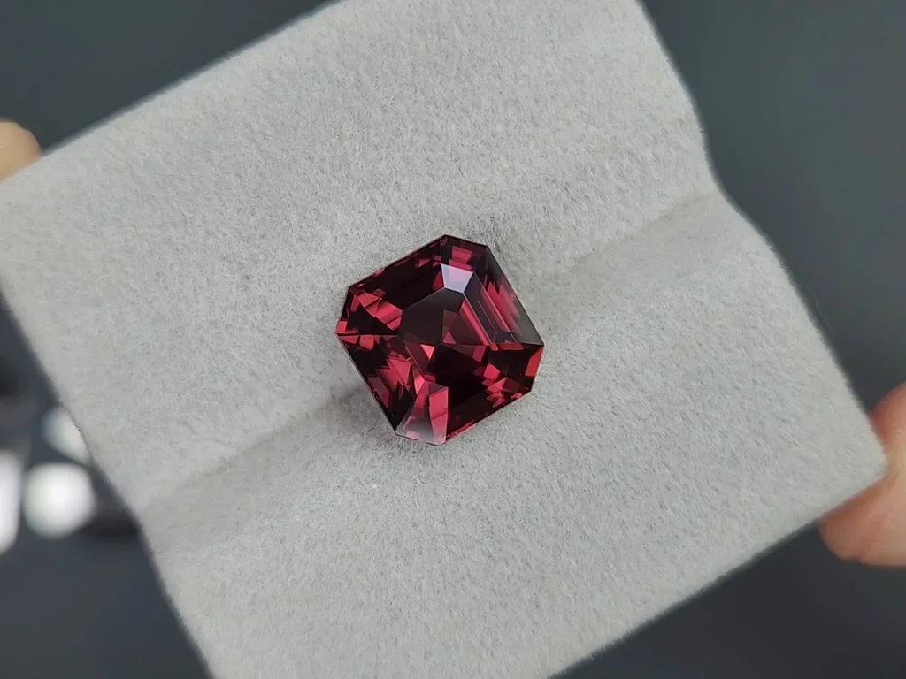 Octagon cut red pink zircon 8.00 carats, Tanzania  Image №4