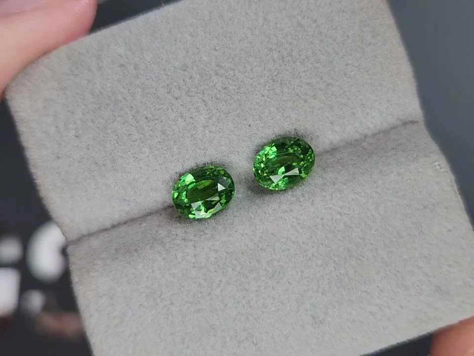 Pair of intense green tsavorites in oval cut 2.05 carats, Tanzania Image №4