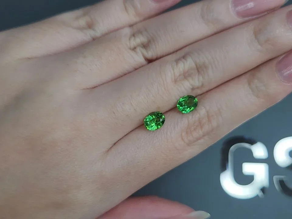 Pair of intense green tsavorites in oval cut 2.05 carats, Tanzania Image №2
