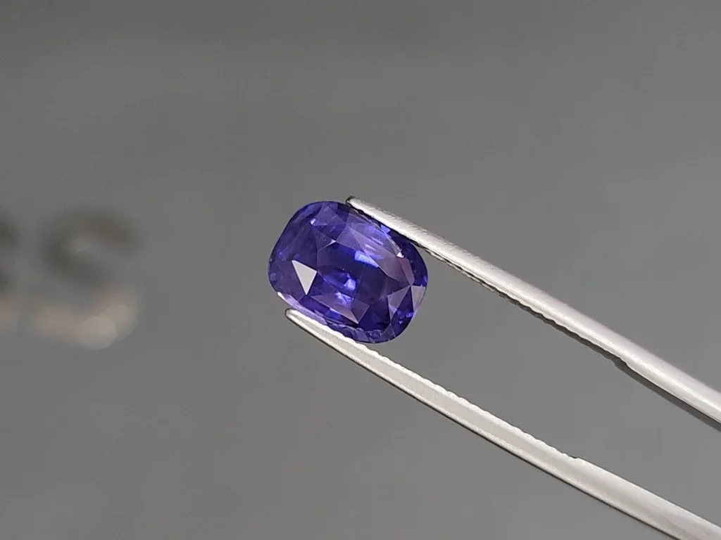 Unheated purple sapphire cushion cut 4.58 carats, Sri Lanka Image №3