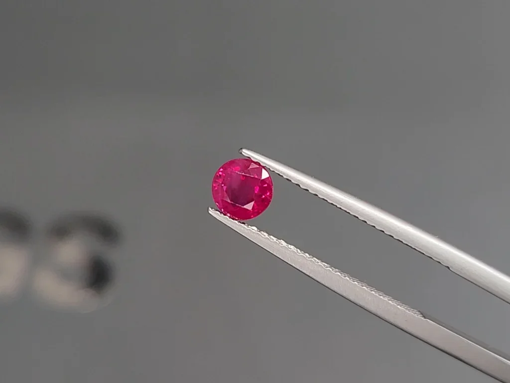 Ruby Pigeon Blood round cuts 0.96 carats, Burma Image №3
