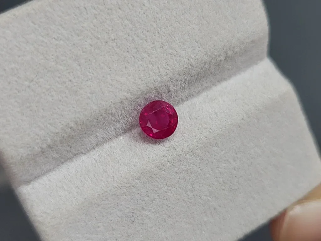 Ruby Pigeon Blood round cuts 0.96 carats, Burma Image №4
