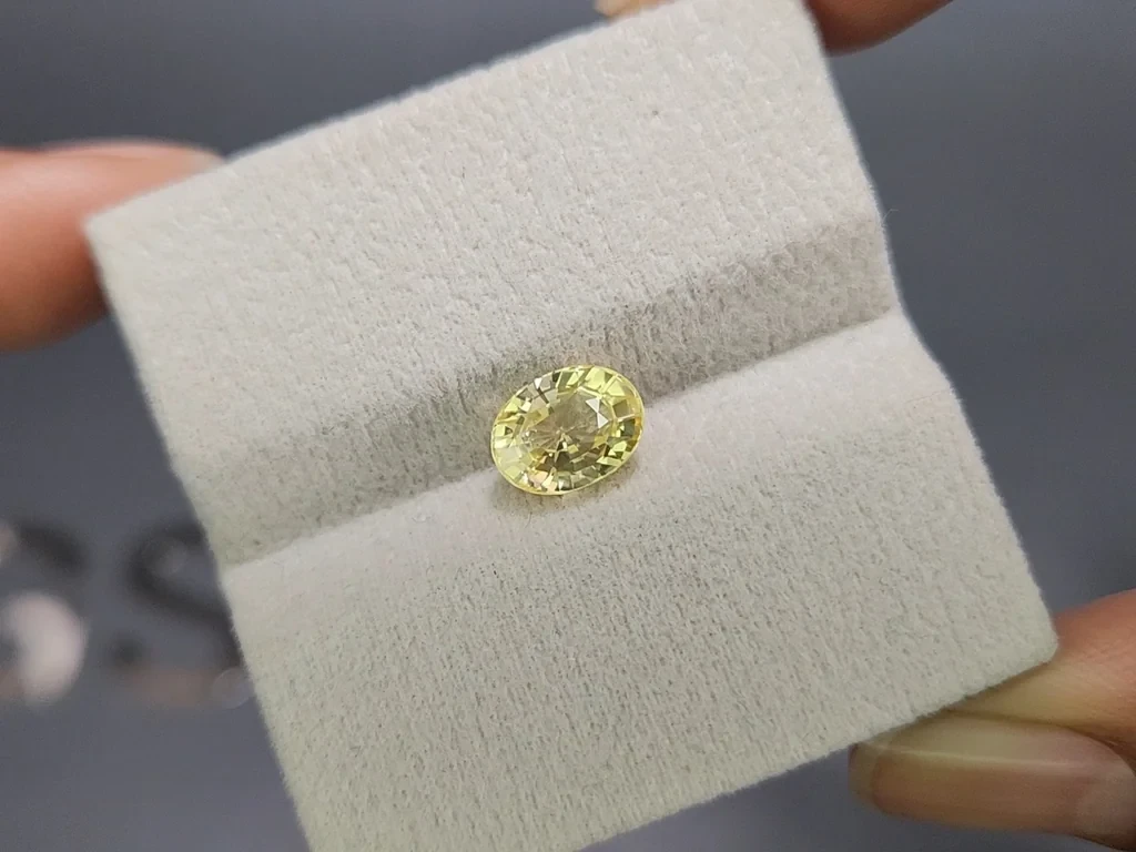 Unheated yellow sapphire oval cut 2.50 carats, Sri Lanka Image №4