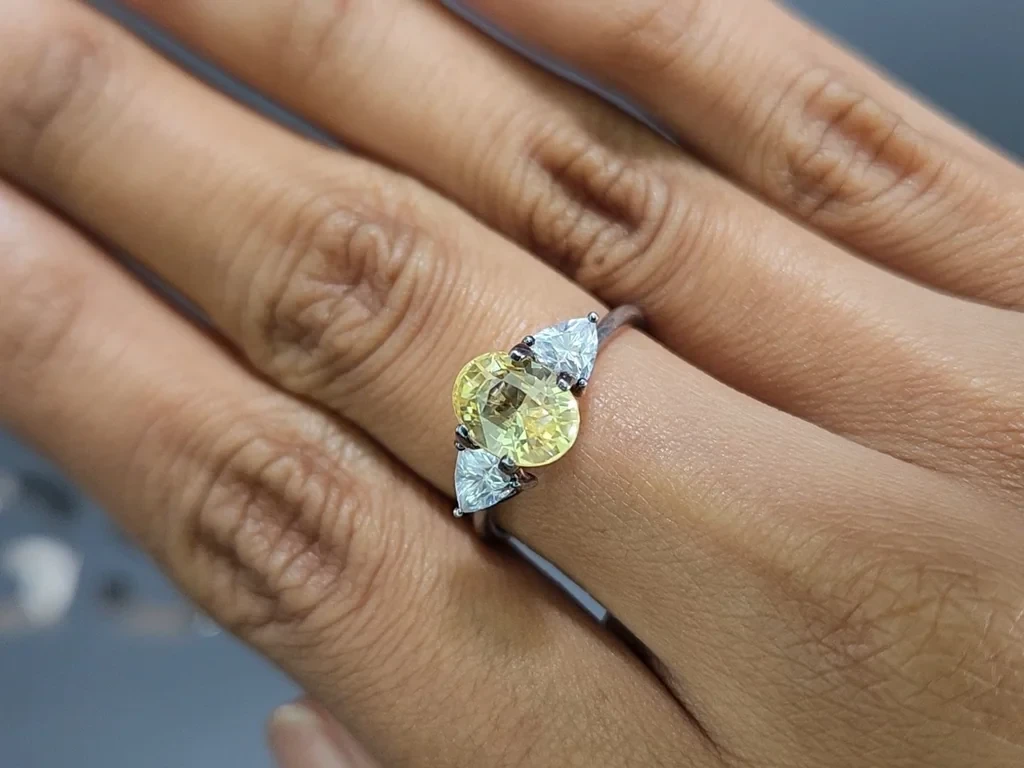Unheated yellow sapphire oval cut 2.50 carats, Sri Lanka Image №5