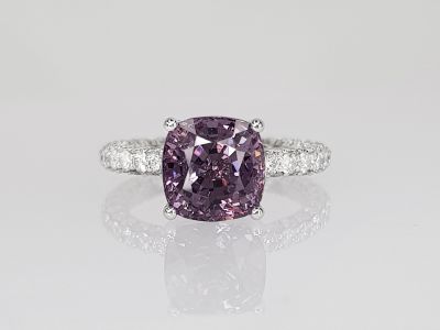 Ring with 4.50 ct lavender gray spinel and diamonds in 18k white gold photo