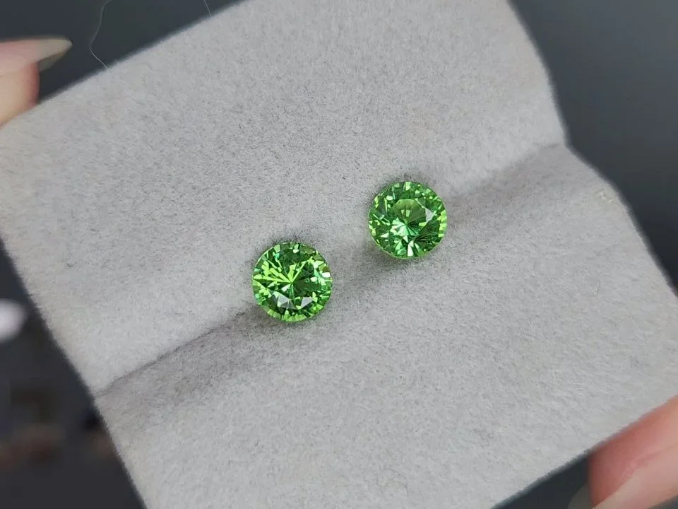 Pair of intense green tsavorites in round cut 2.10 carats, Tanzania Image №4