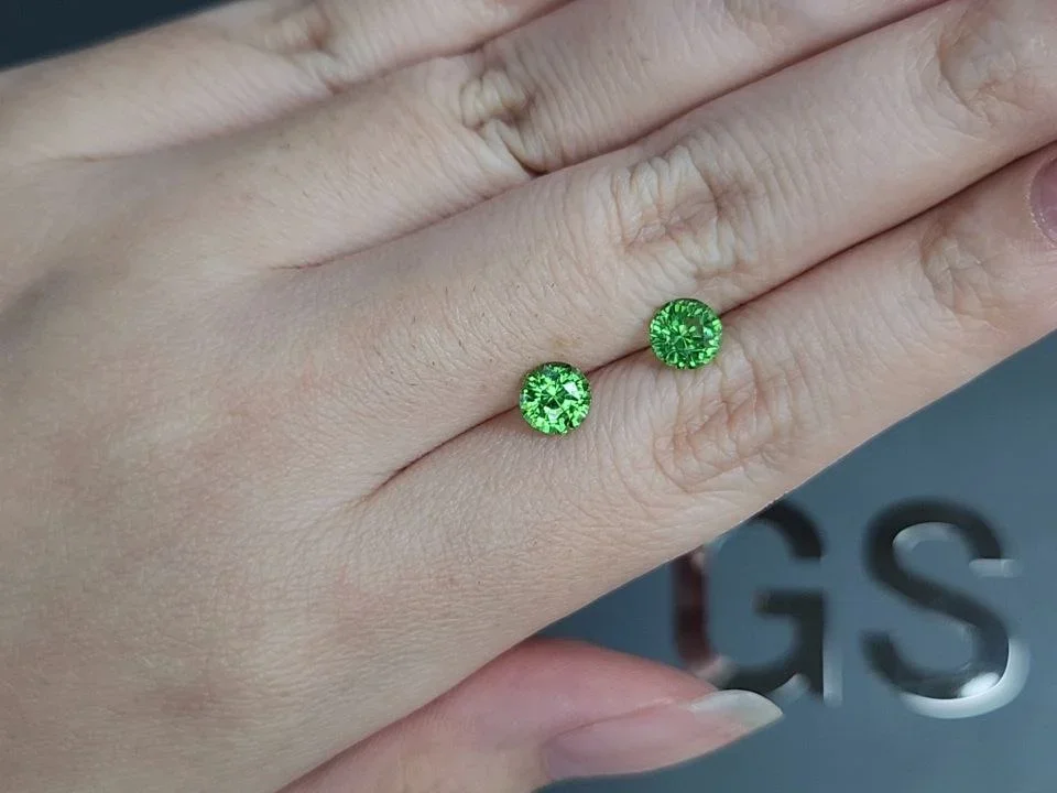 Pair of intense green tsavorites in round cut 2.10 carats, Tanzania Image №2
