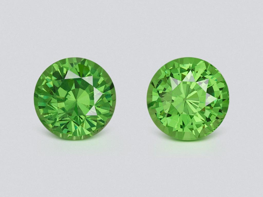 Pair of intense green tsavorites in round cut 2.10 carats, Tanzania Image №1