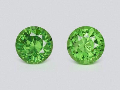 Pair of intense green tsavorites in round cut 2.10 carats, Tanzania photo