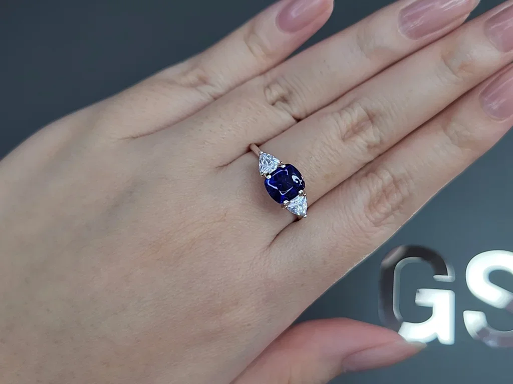 Royal blue sapphire in cabochon cut 2.62 carats, Madagascar  Image №5