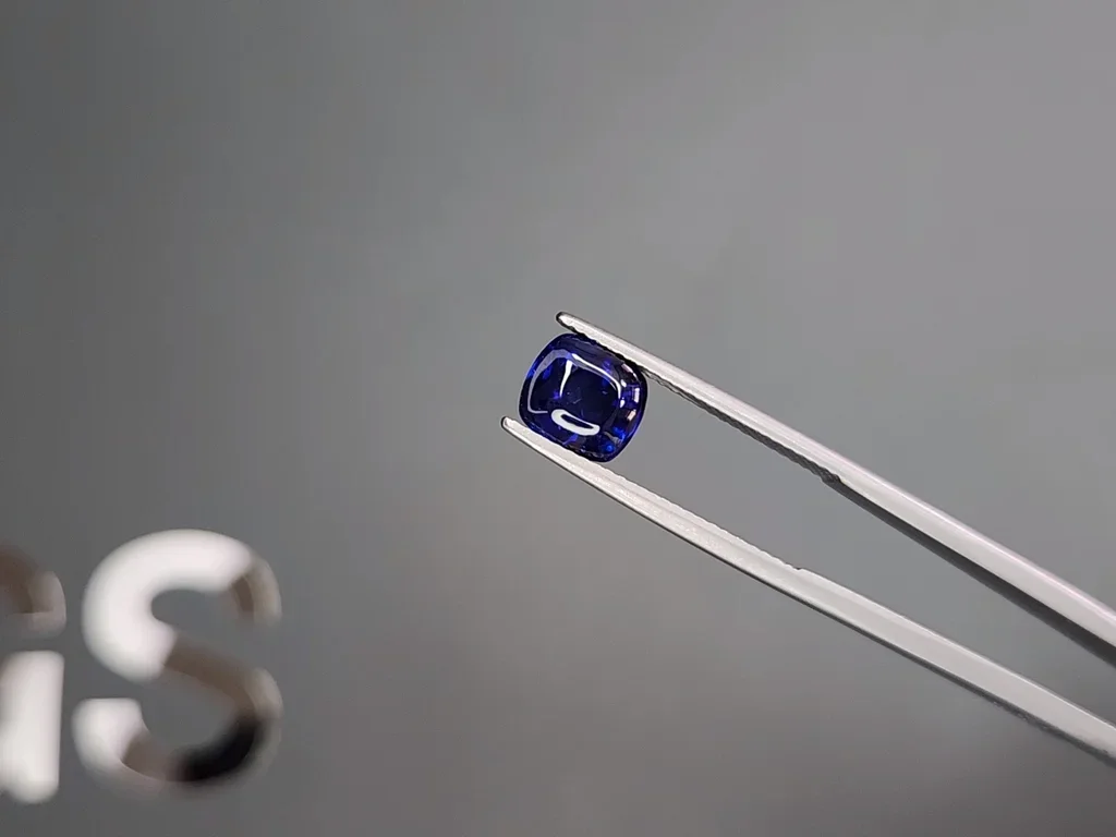 Royal blue sapphire in cabochon cut 2.62 carats, Madagascar  Image №3