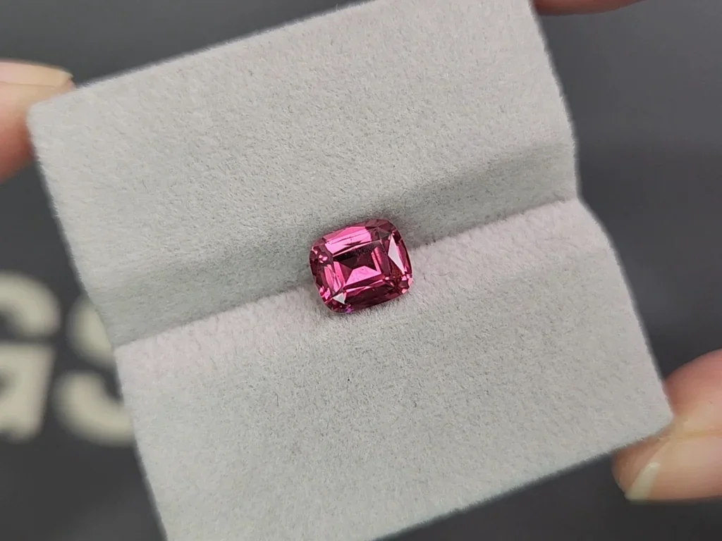 Rhodolite garnet cushion cut 2.28 carats, Tanzania Image №4