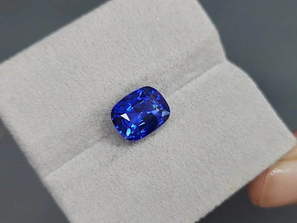 Sapphire Royal Blue cushion cut 5.10 carats, Sri Lanka  Image №4
