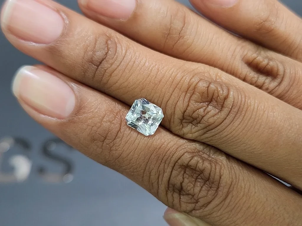 White sapphire radiant cut  2.51 carats, Sri Lanka Image №1