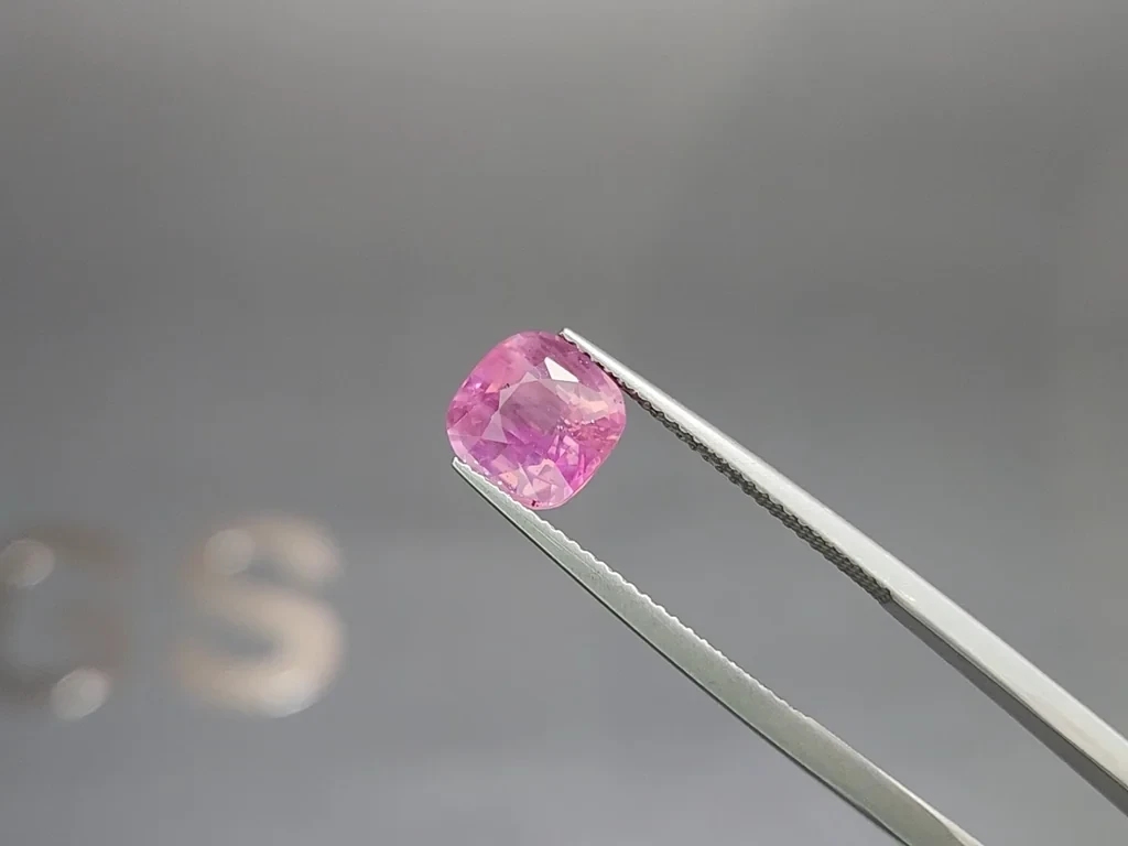 Unheated pink sapphire cushion cut 3.10 carats, Sri Lanka Image №3