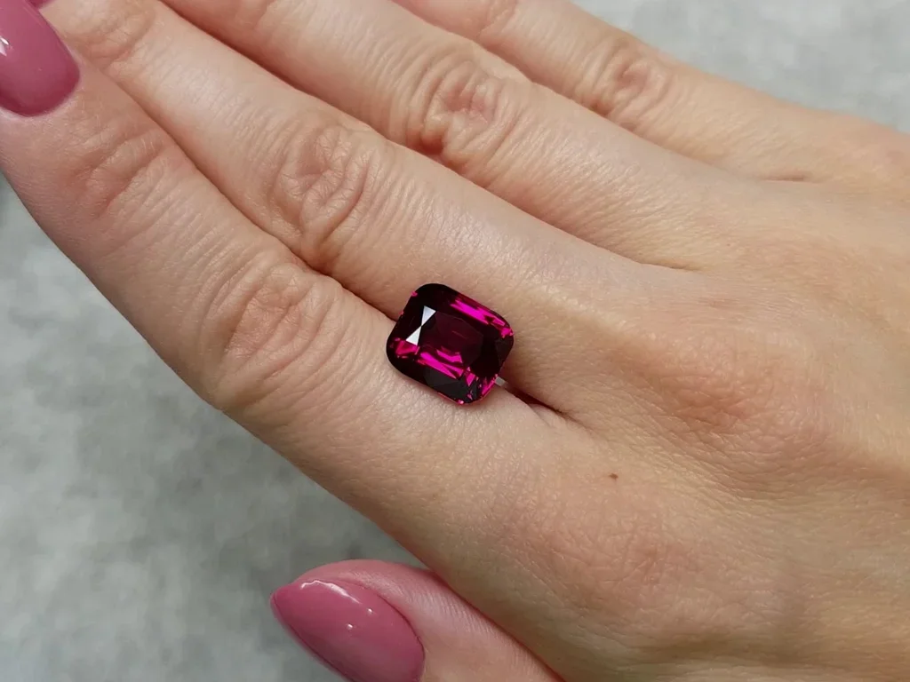 Cushion cut rhodolite garnet 6.87 ct Image №2