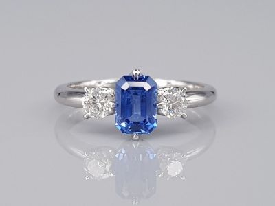 Ring with Cornflower blue sapphire 0.80 ct  and diamonds in 18K white gold photo