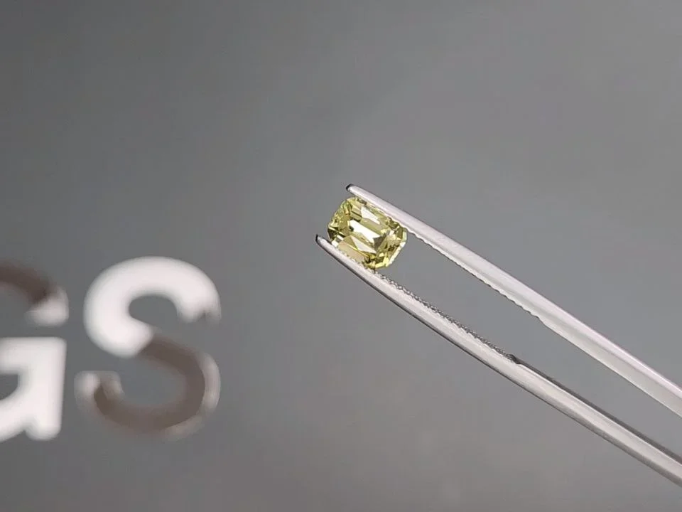 Yellow chrysoberyl in cushion cut 1.10 carats, Sri Lanka  Image №3