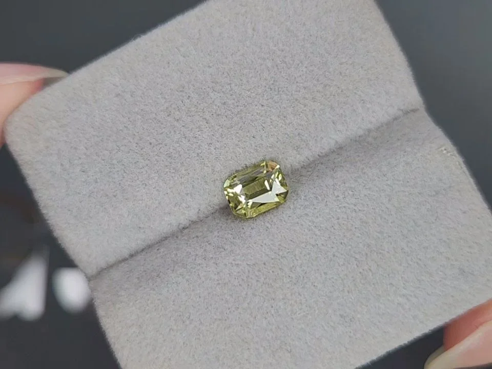 Yellow chrysoberyl in cushion cut 1.10 carats, Sri Lanka  Image №4