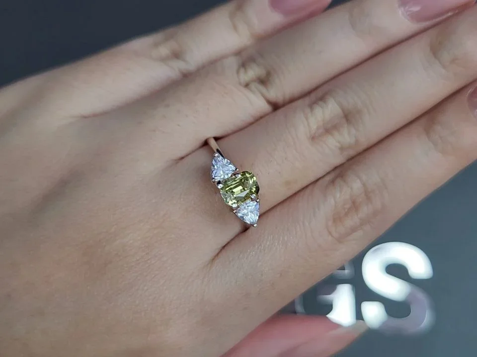 Yellow chrysoberyl in cushion cut 1.10 carats, Sri Lanka  Image №5