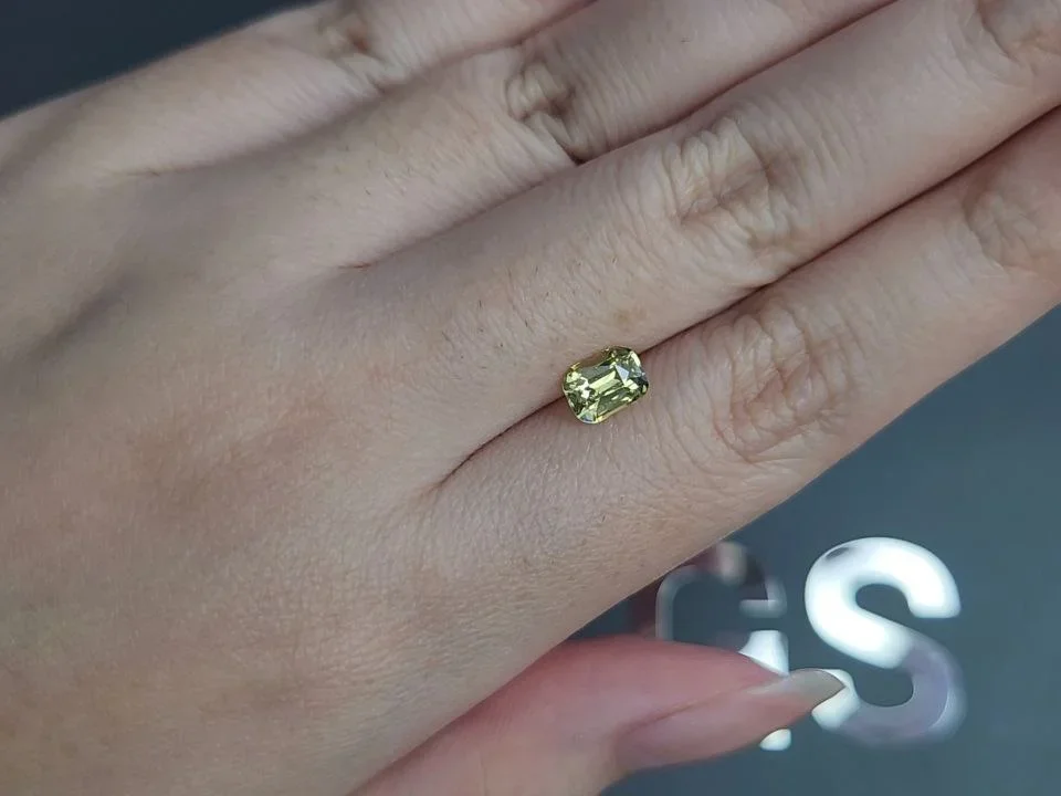 Yellow chrysoberyl in cushion cut 1.10 carats, Sri Lanka  Image №2