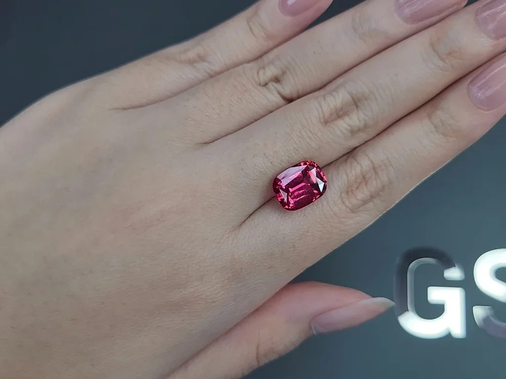 Vibrant Pink-Red spinel Mahenge in cushion cut 5.86 carats, Tanzania  Image №2
