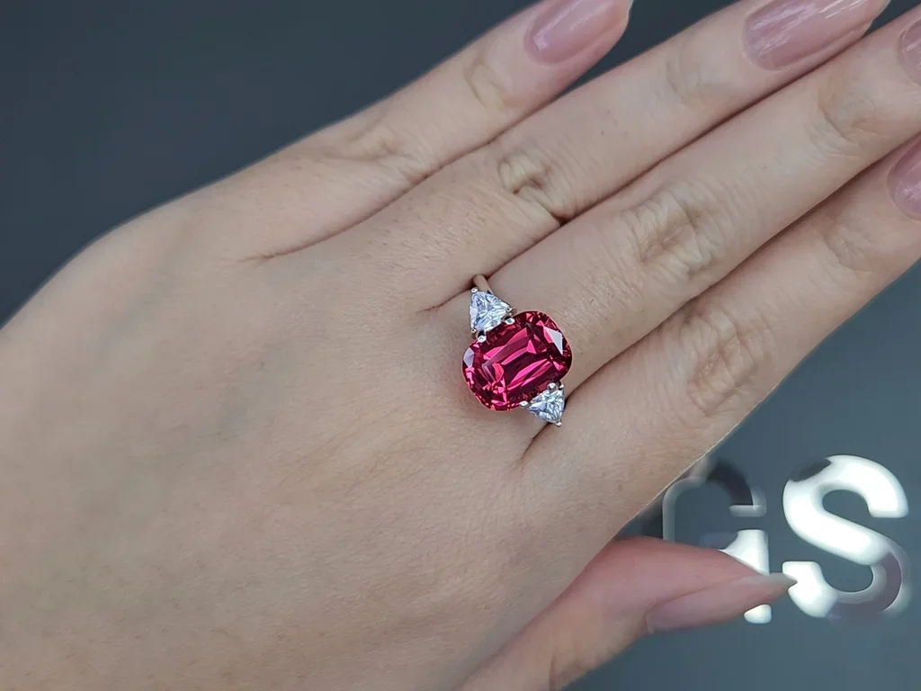 Vibrant Pink-Red spinel Mahenge in cushion cut 5.86 carats, Tanzania  Image №5
