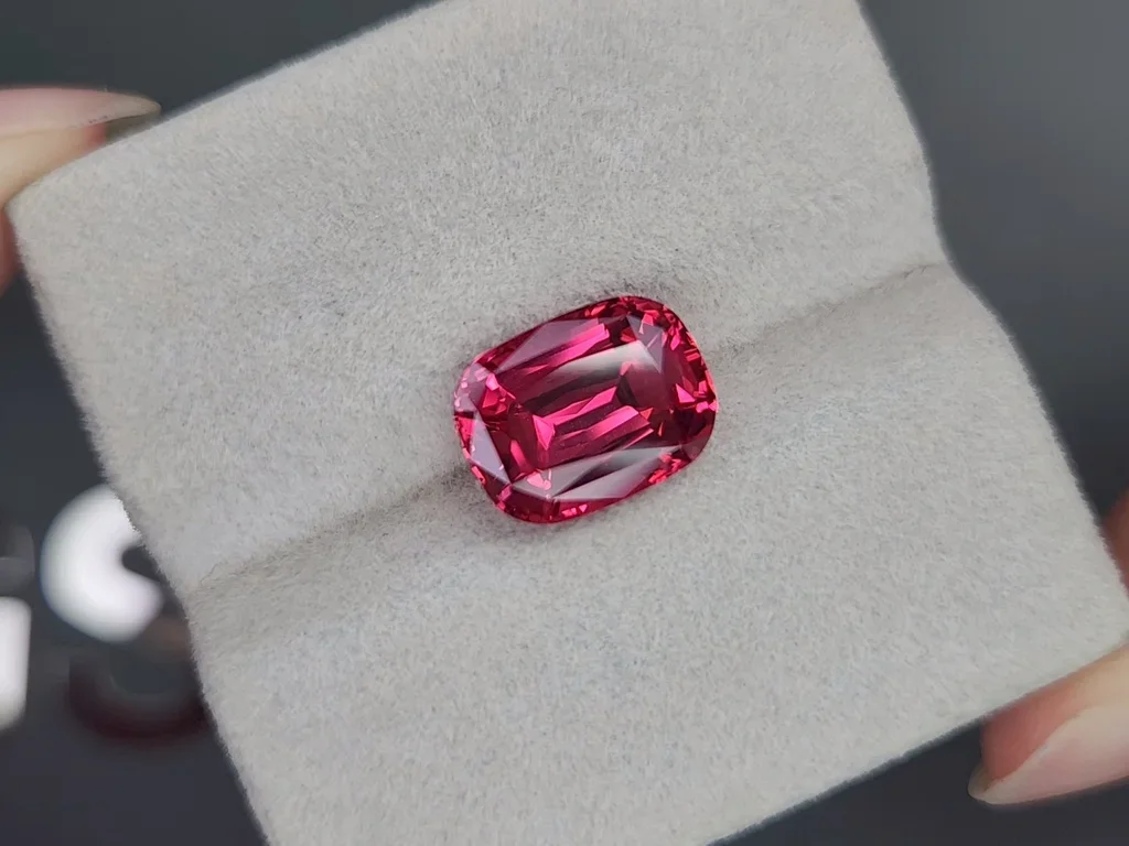 Vibrant Pink-Red spinel Mahenge in cushion cut 5.86 carats, Tanzania  Image №4