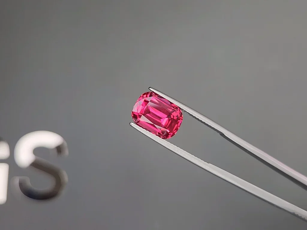 Vibrant Pink-Red spinel Mahenge in cushion cut 5.86 carats, Tanzania  Image №3
