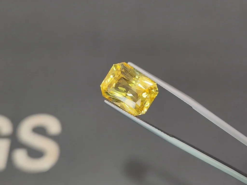 Unheated large Golden Yellow sapphire in radiant cut 13.12 carats, Sri Lanka Image №3