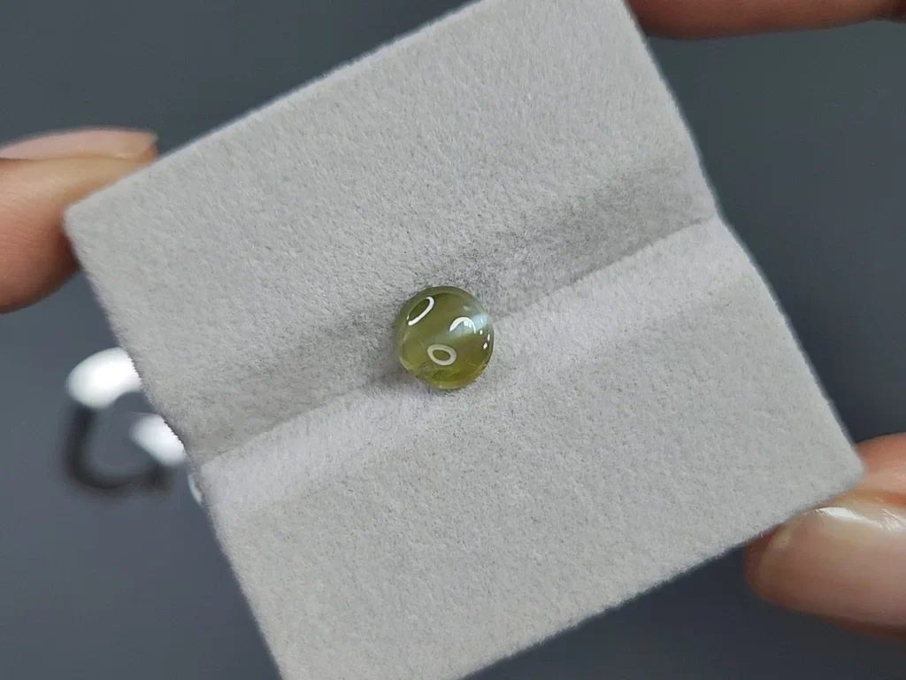 Chrysoberyl Cat Eye cabochon cut 1.68 carats, Sri Lanka Image №6