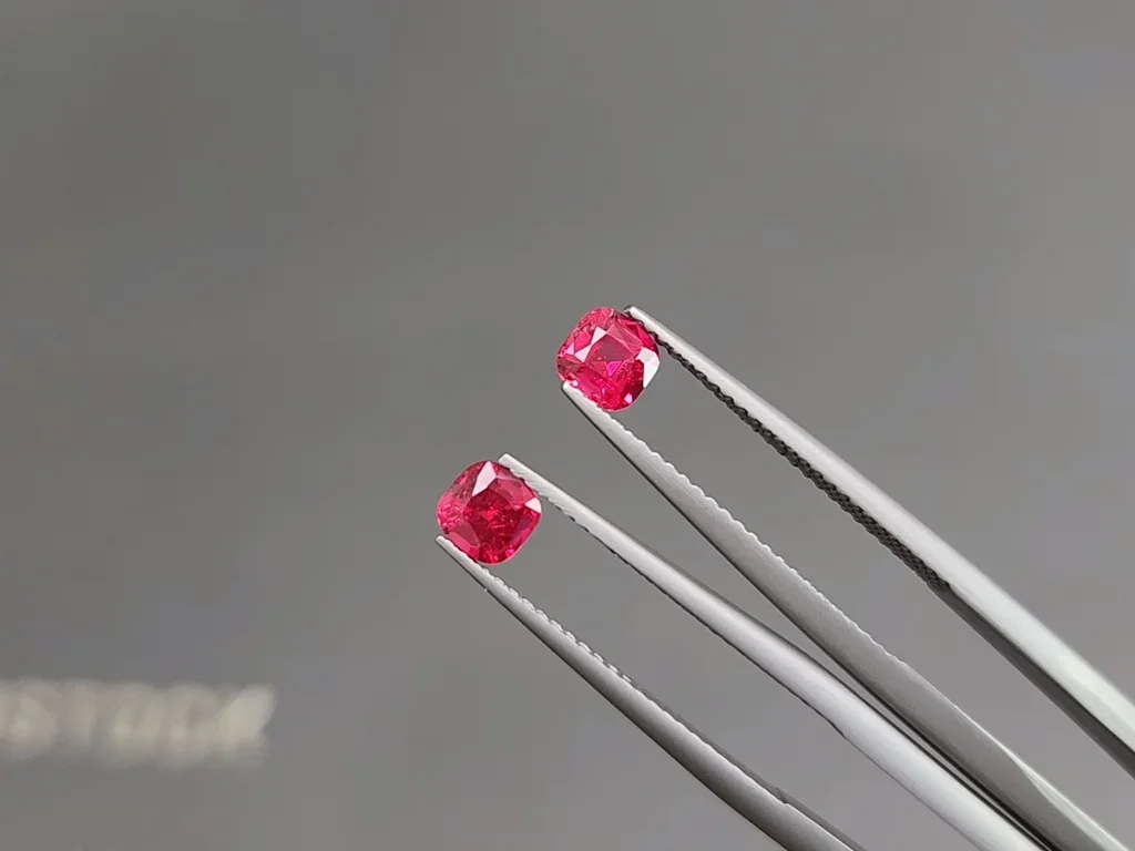Pair of vibrant red Mansin spinels in cushion cut 0.91 carats, Burma Image №3
