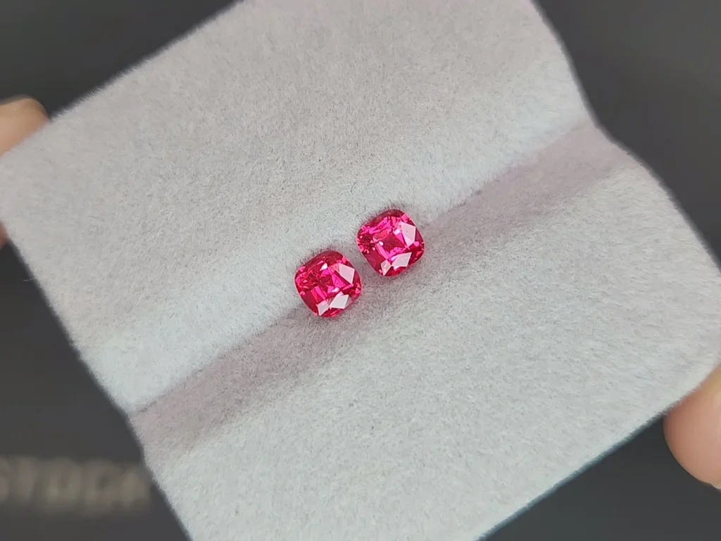 Pair of vibrant red Mansin spinels in cushion cut 0.91 carats, Burma Image №4