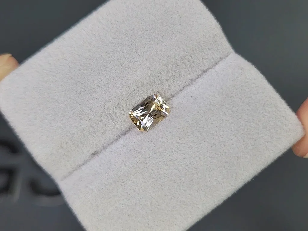Untreated pastel yellow radiant cut sapphire 0.97 carats, Madagascar Image №4