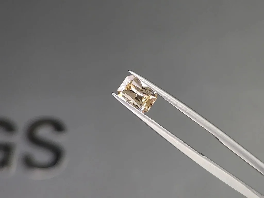 Untreated pastel yellow radiant cut sapphire 0.97 carats, Madagascar Image №3