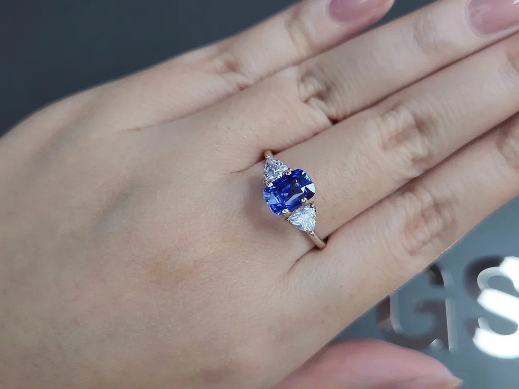 Unheated Cornflower Blue sapphire in cushion cut 2.18 carats, Sri Lanka Image №5