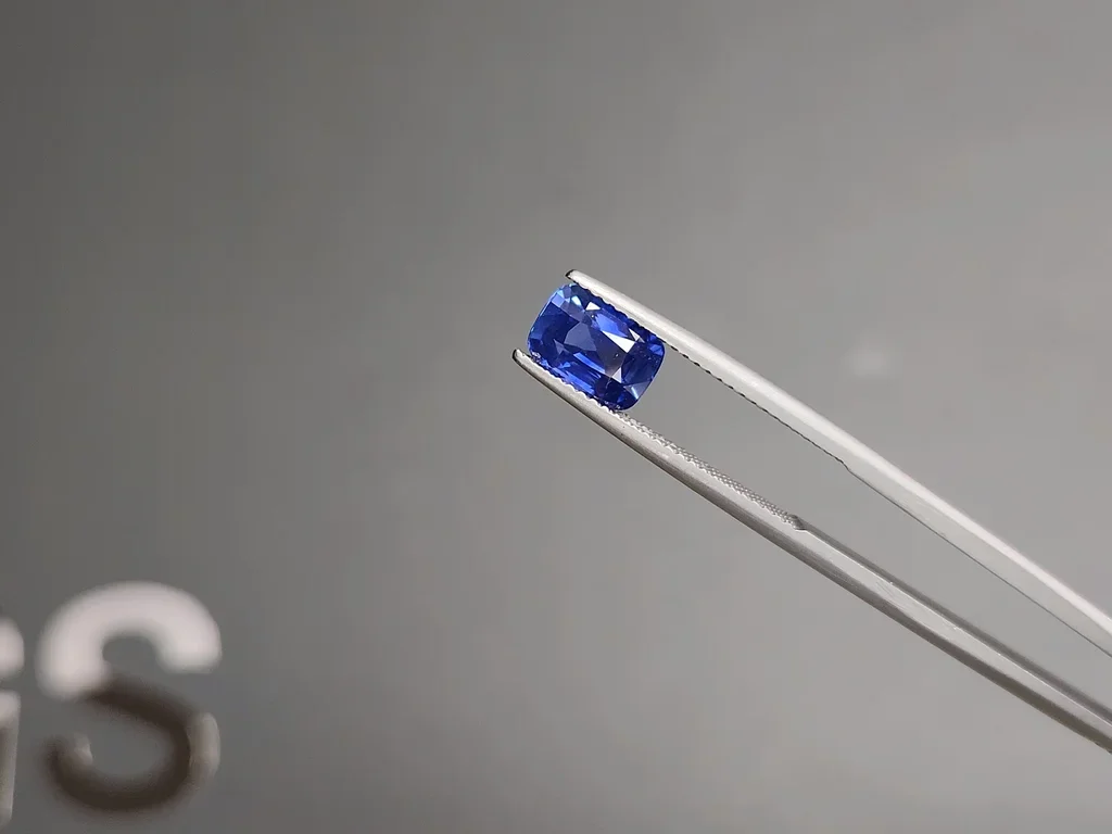 Unheated Cornflower Blue sapphire in cushion cut 2.18 carats, Sri Lanka Image №3