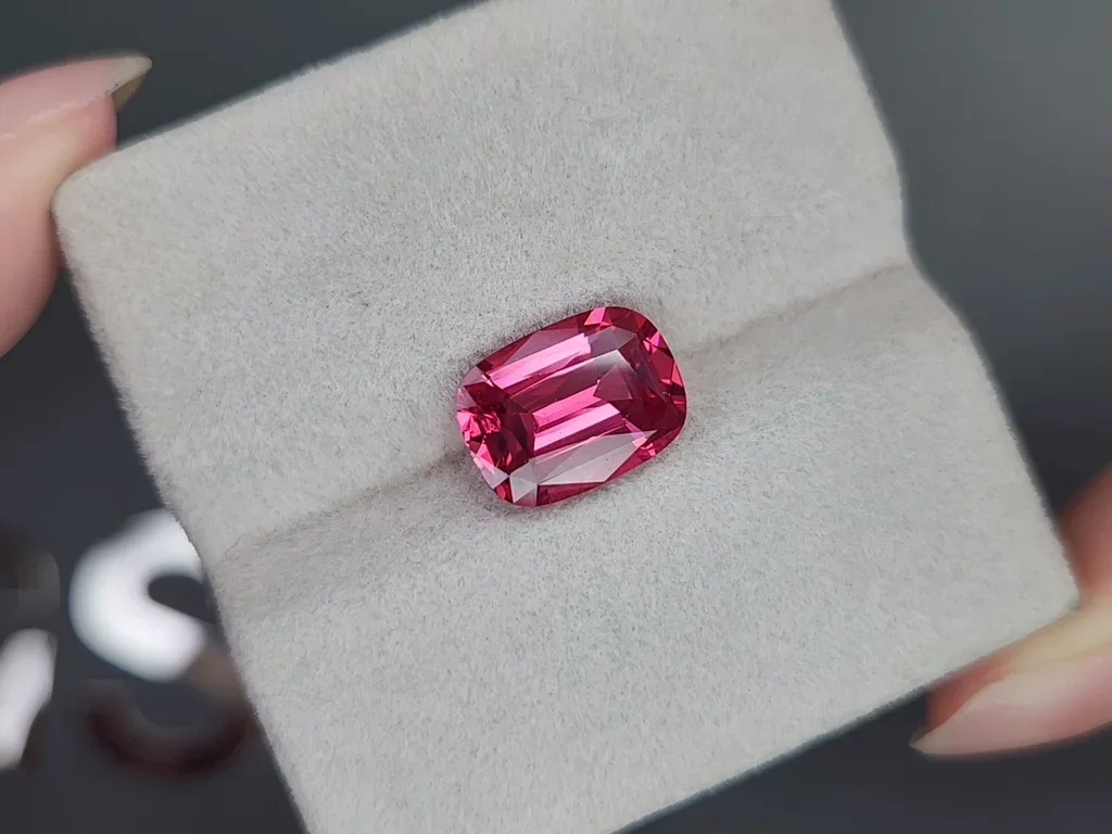 Vivid pink Mahenge spinel in cushion cut 4.04 carats, Tanzania  Image №4