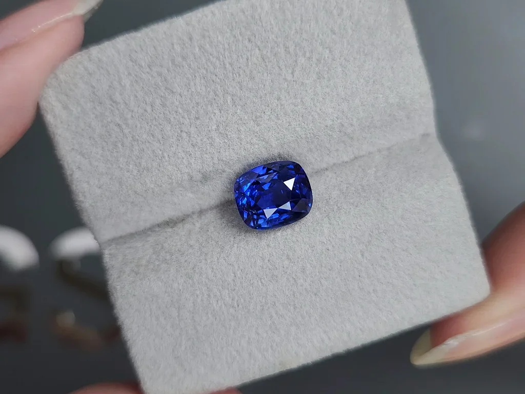 Unheated Royal Blue sapphire in cushion cut 3.09 carats, Sri Lanka Image №4