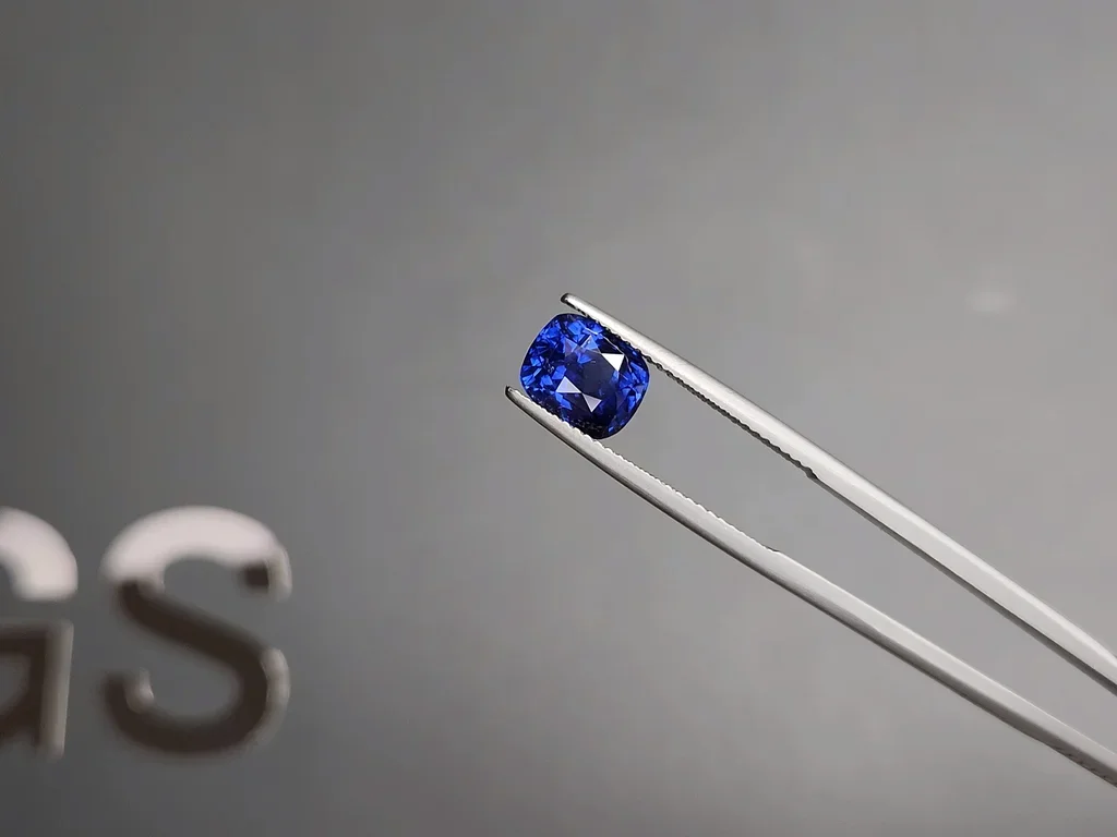 Unheated Royal Blue sapphire in cushion cut 3.09 carats, Sri Lanka Image №3