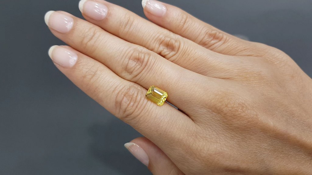 Ring with 3.02 carat gold sapphire in 18K yellow gold Image №5