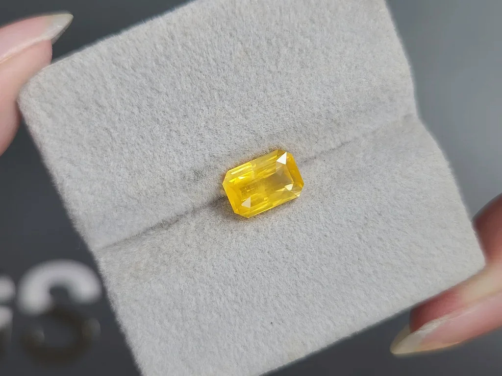 Vivid Yellow sapphire with silk effect in radiant cut 2.50 carats, Sri Lanka Image №4